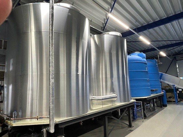 Tanks voor waterbehandeling en hergebruik bij RAS Wasserij